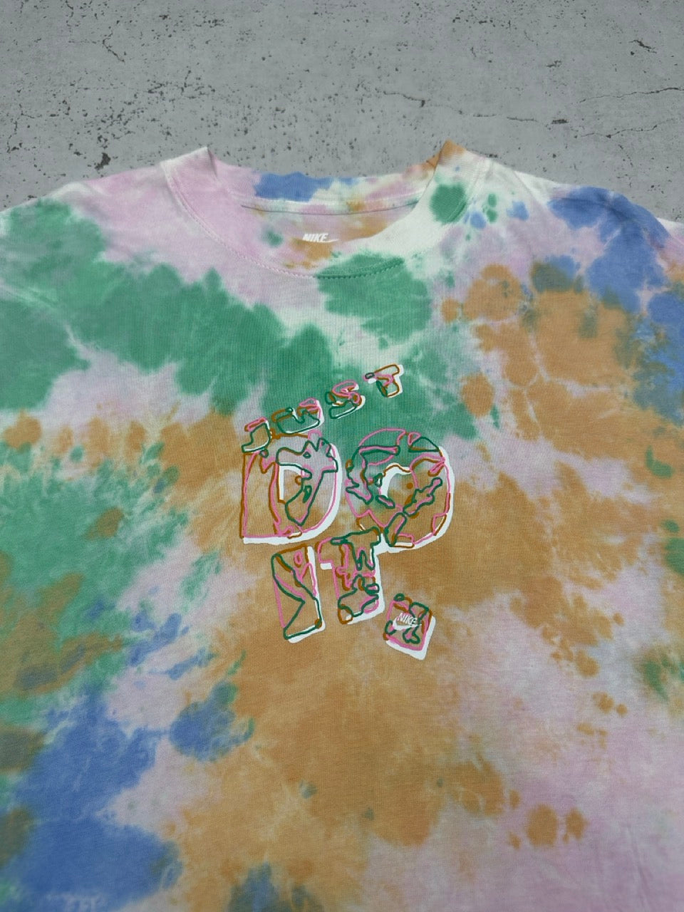 Nike Just Do It Batik T-Shirt pastell Print Detail Just Do It