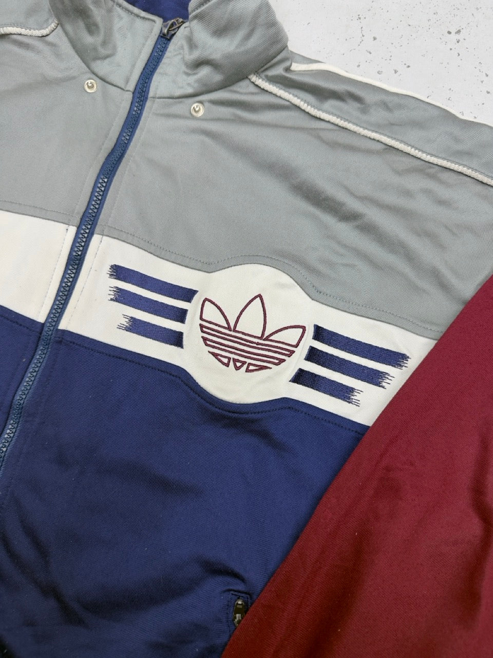 Adidas Trainingsjacke grau navy bordeaux Trefoil Logo Detail