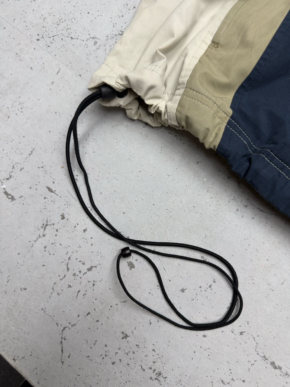 Nike Nylonjacke navy creme Kordelzug Detail
