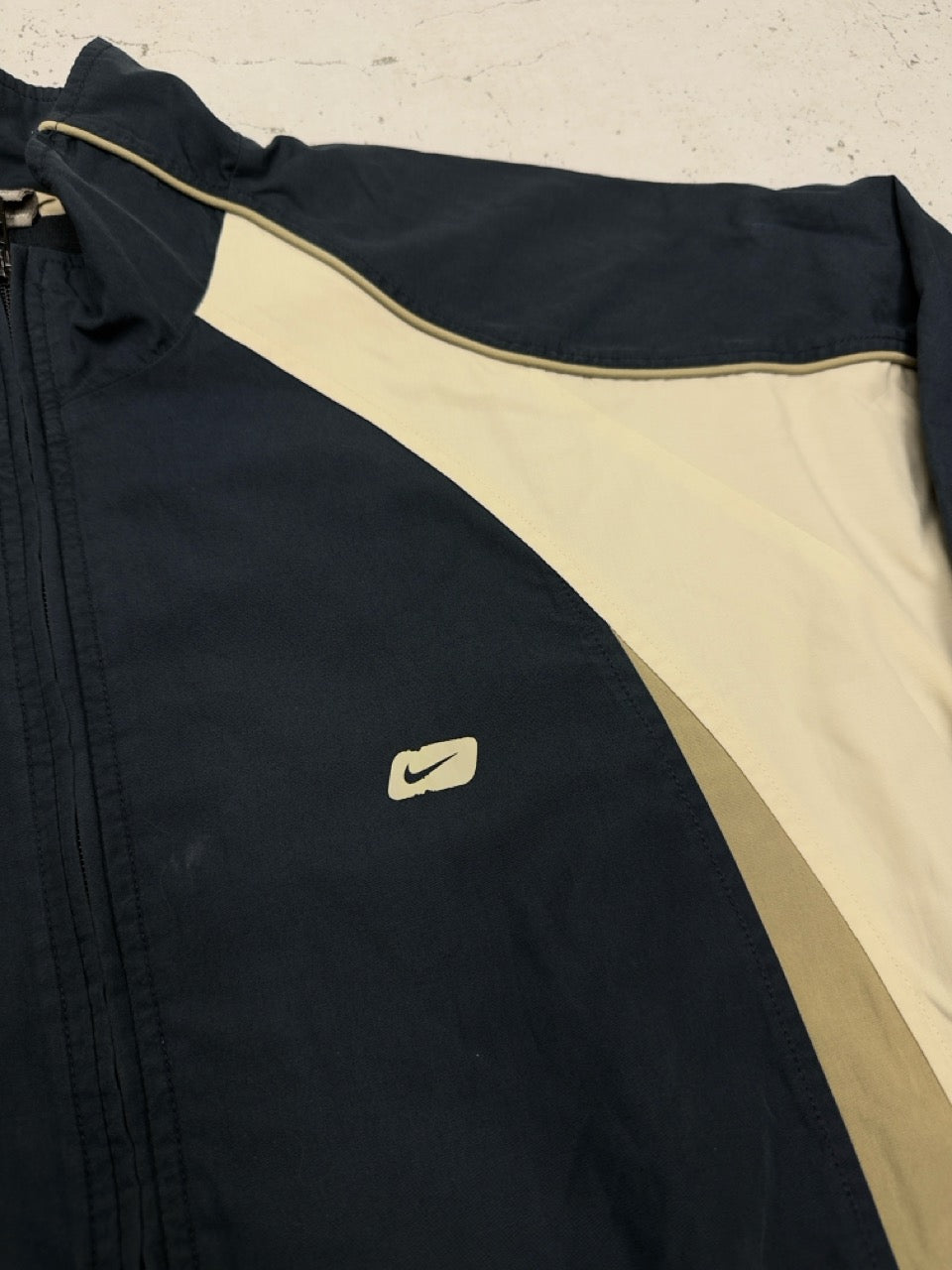 Nike Nylonjacke navy creme Swoosh Logo Detail