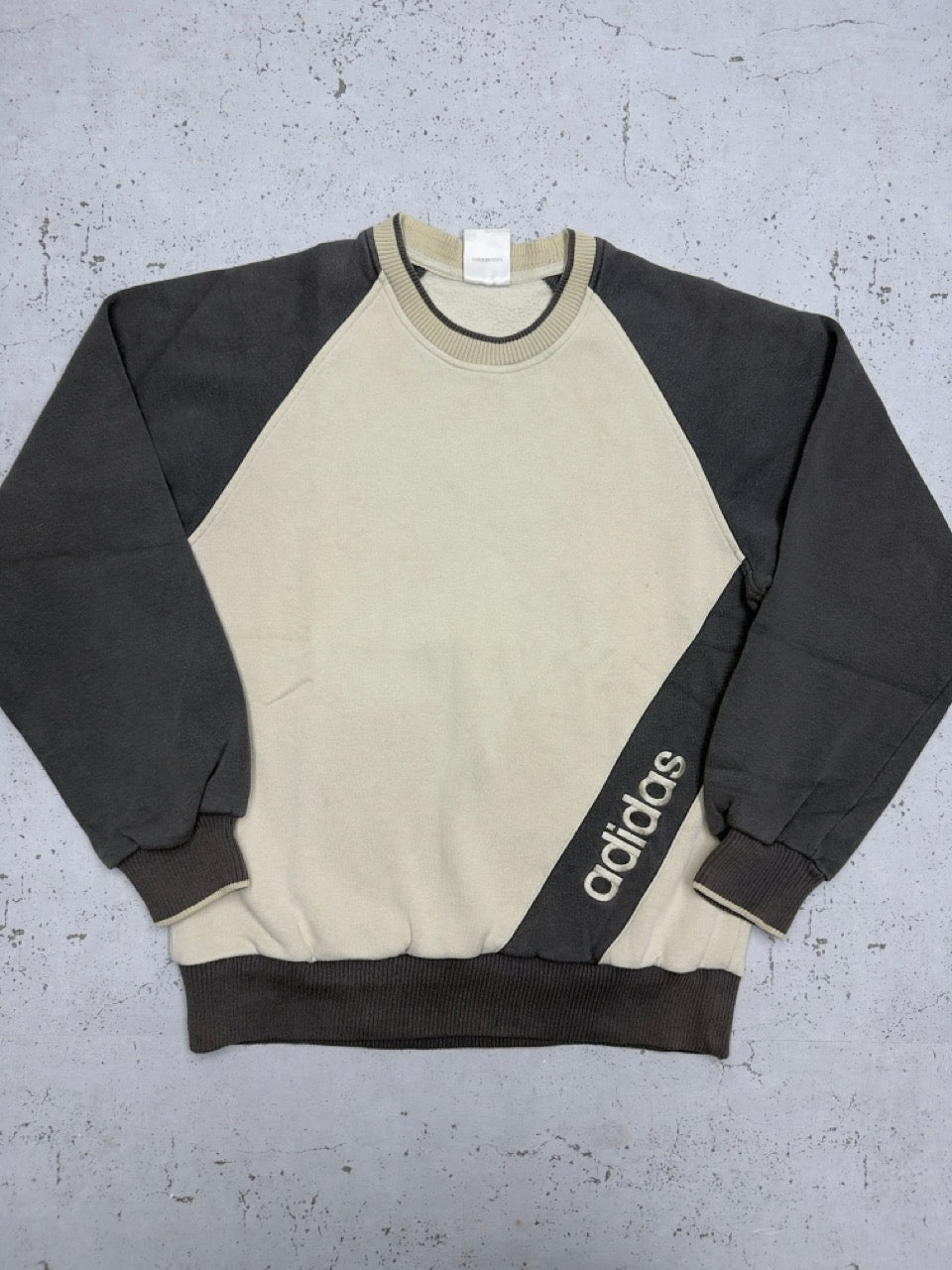 Adidas Raglan Sweatshirt beige dunkelbraun Vorderseite