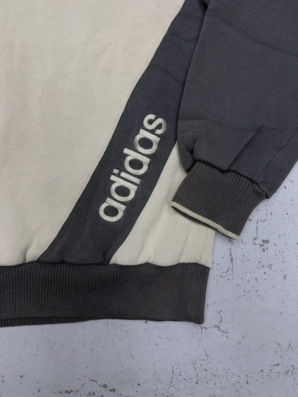 Adidas Raglan Sweatshirt beige dunkelbraun Logo Detail