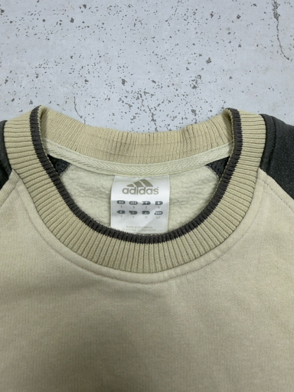 Adidas Raglan Sweatshirt beige dunkelbraun Etikett