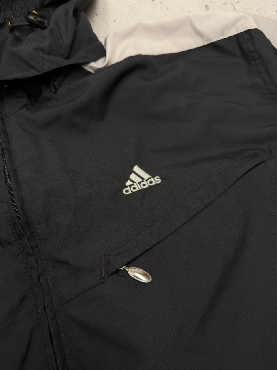 Adidas Kapuzenjacke schwarz grau Detail