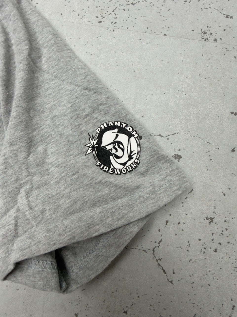 Kaugummi T-Shirt grau meliert Ärmelprint Detail