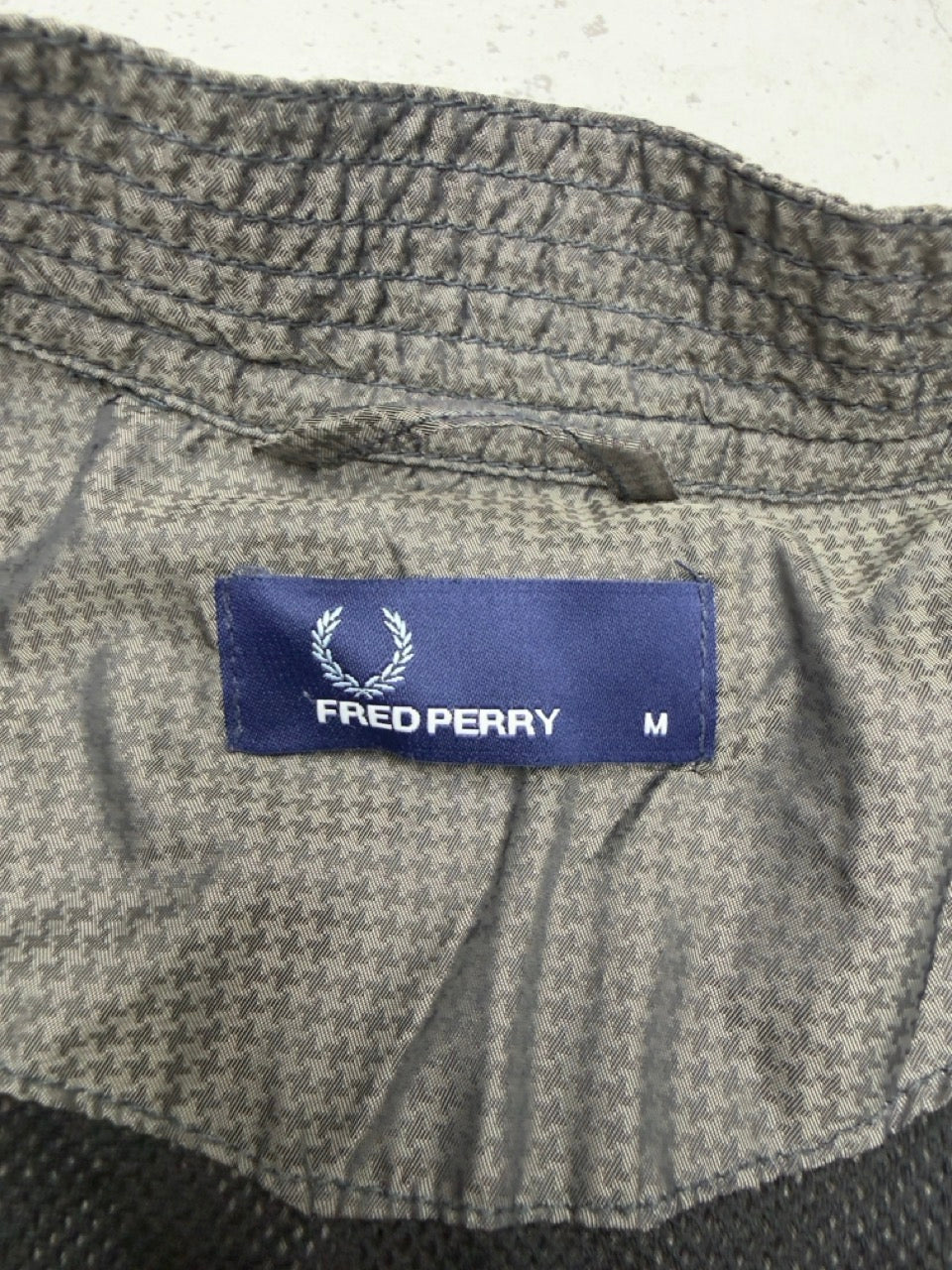 Fred Perry Harrington Jacke Hahnentritt grau braun Detail