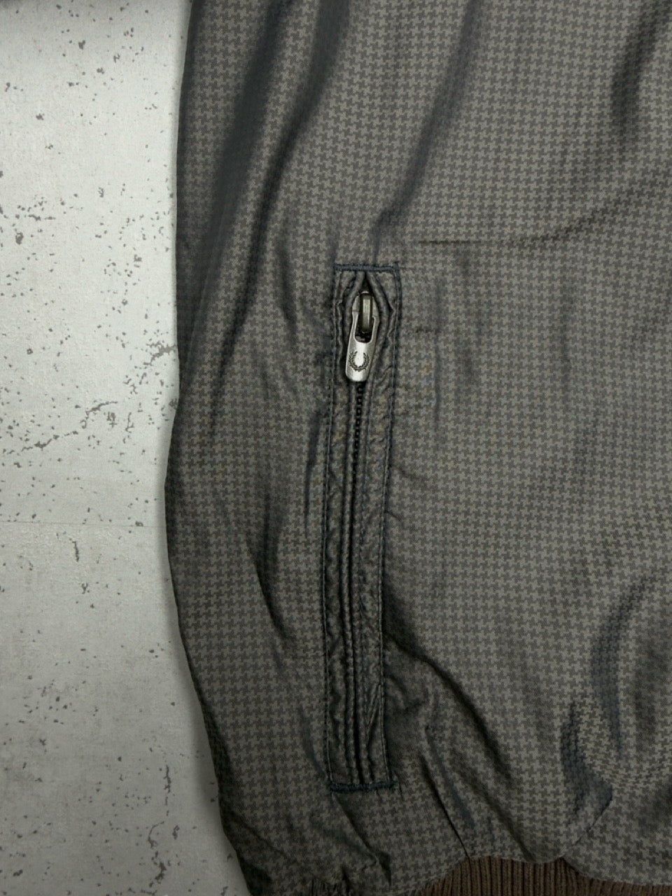 Fred Perry Harrington Jacke Hahnentritt grau braun Detail