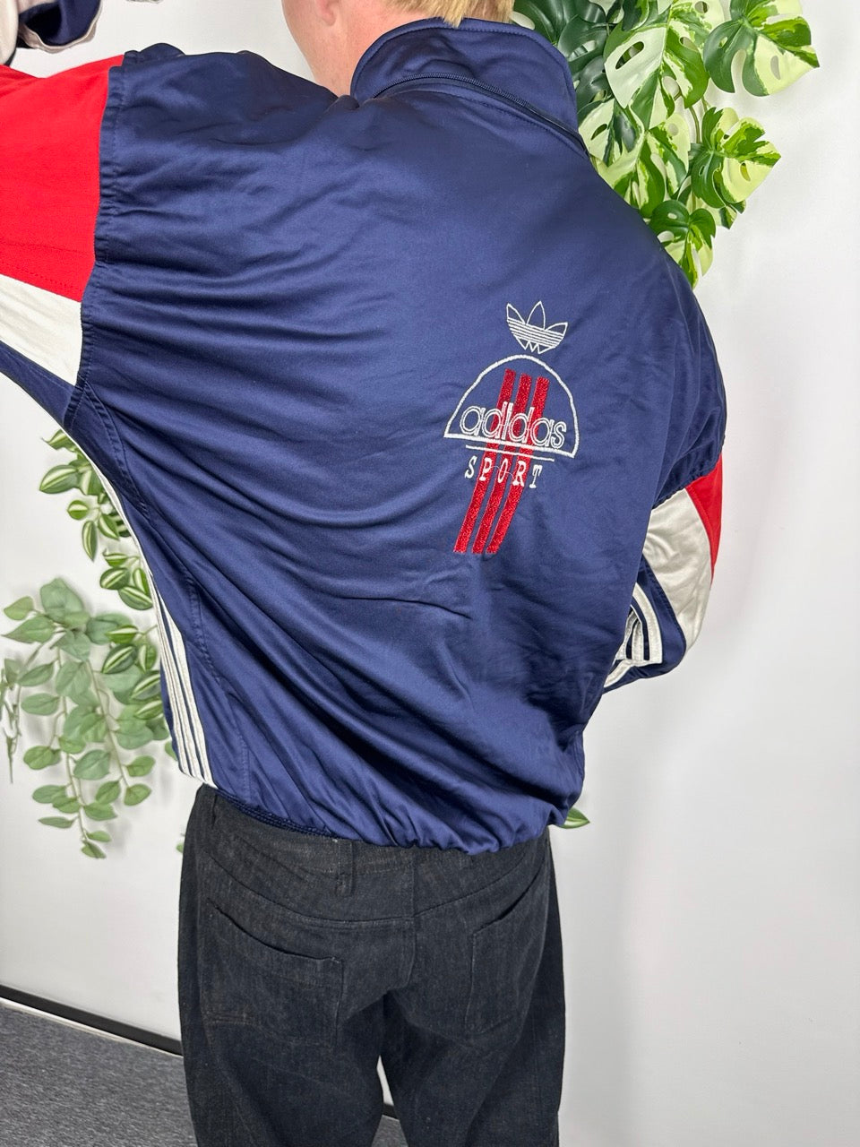 Adidas Trainingsjacke blau rot Rückansicht getragen