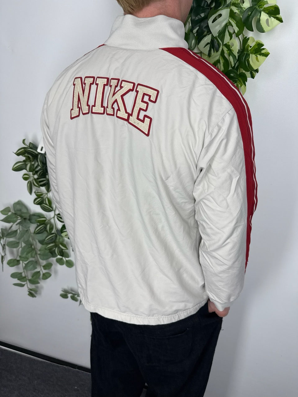 Nike Trainingsjacke creme rot Rückansicht getragen