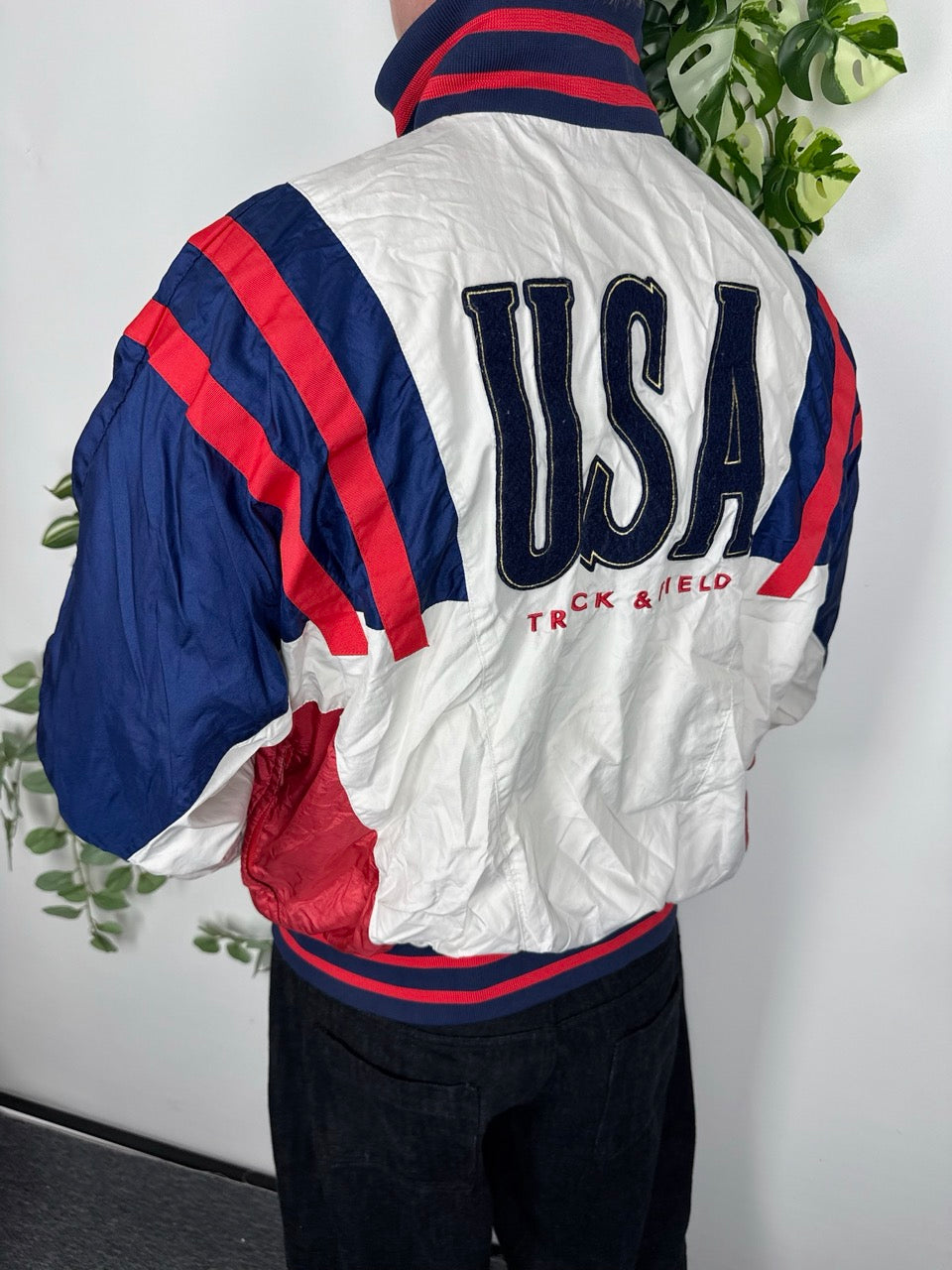Nike USA Trainingsjacke weiß Rückansicht getragen