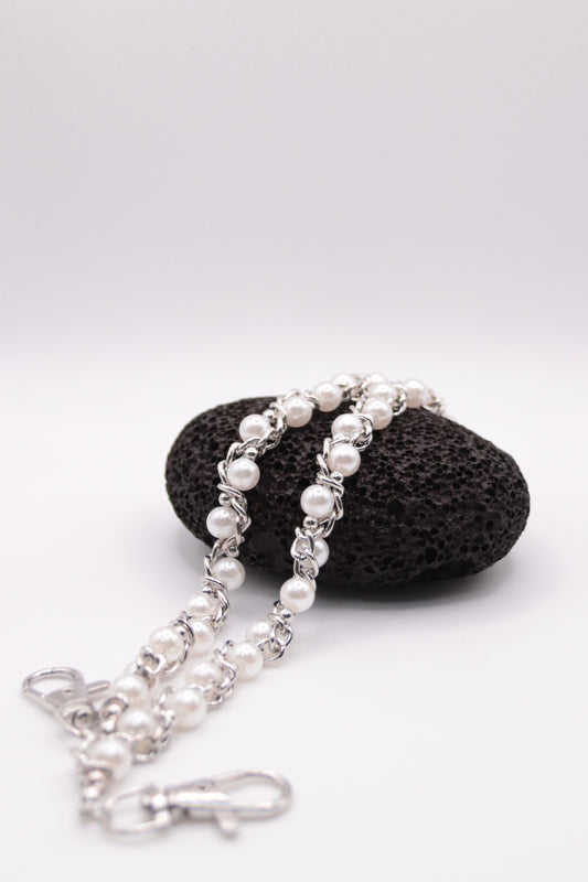 „Silver Pearl“ Perlen-Hosenkette Wallet Chain mit Silber-Details Y2K Streetstyle