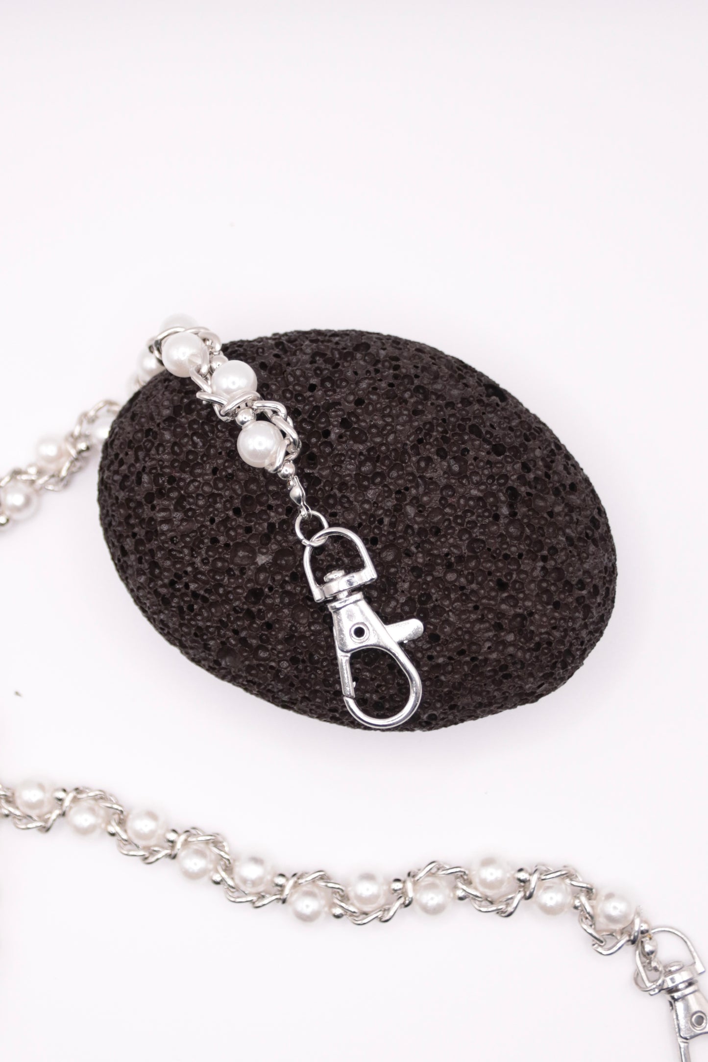„Silver Pearl“ Perlen-Hosenkette Wallet Chain mit Silber-Details Y2K Streetstyle