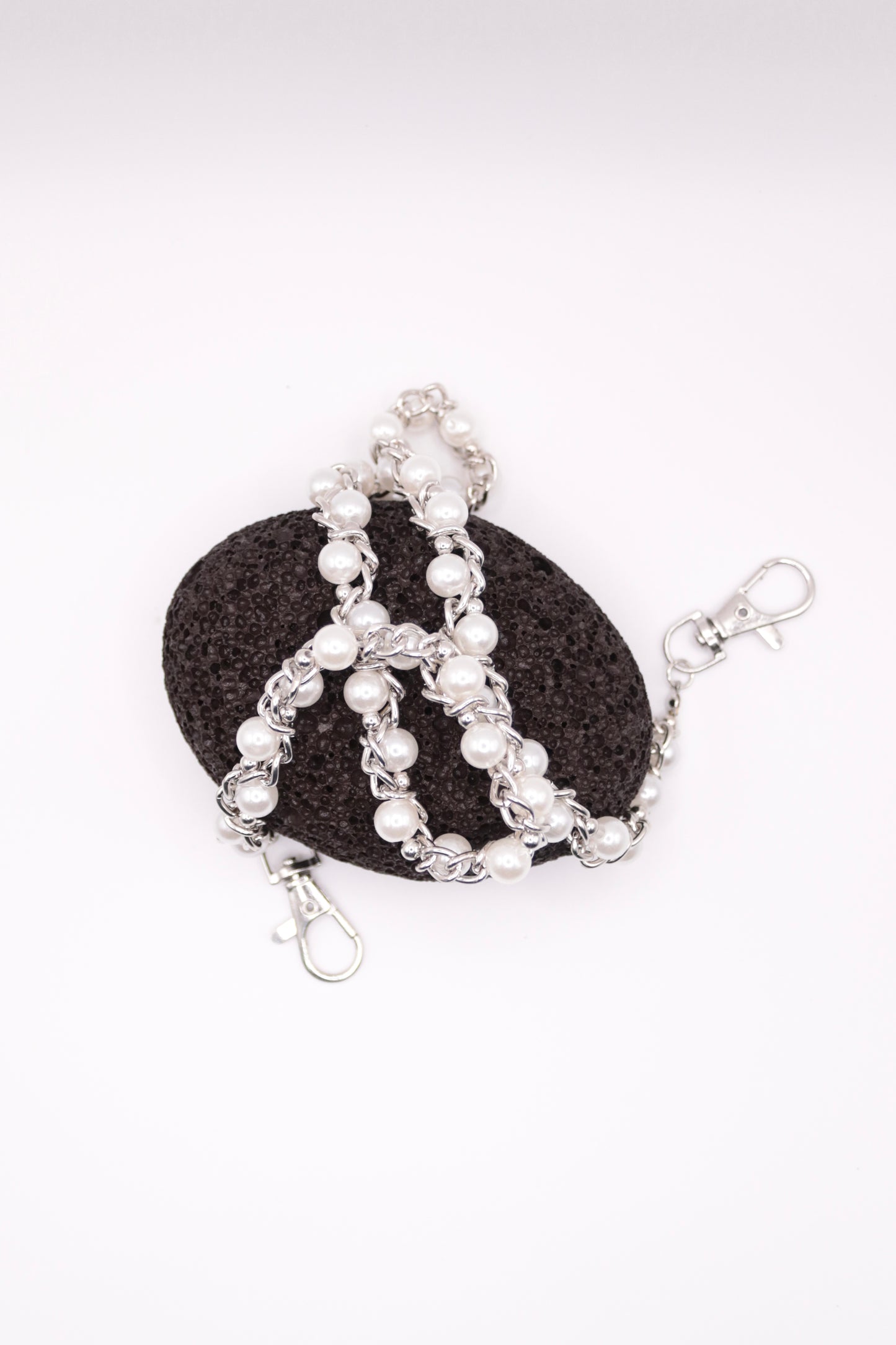 „Silver Pearl“ Perlen-Hosenkette Wallet Chain mit Silber-Details Y2K Streetstyle