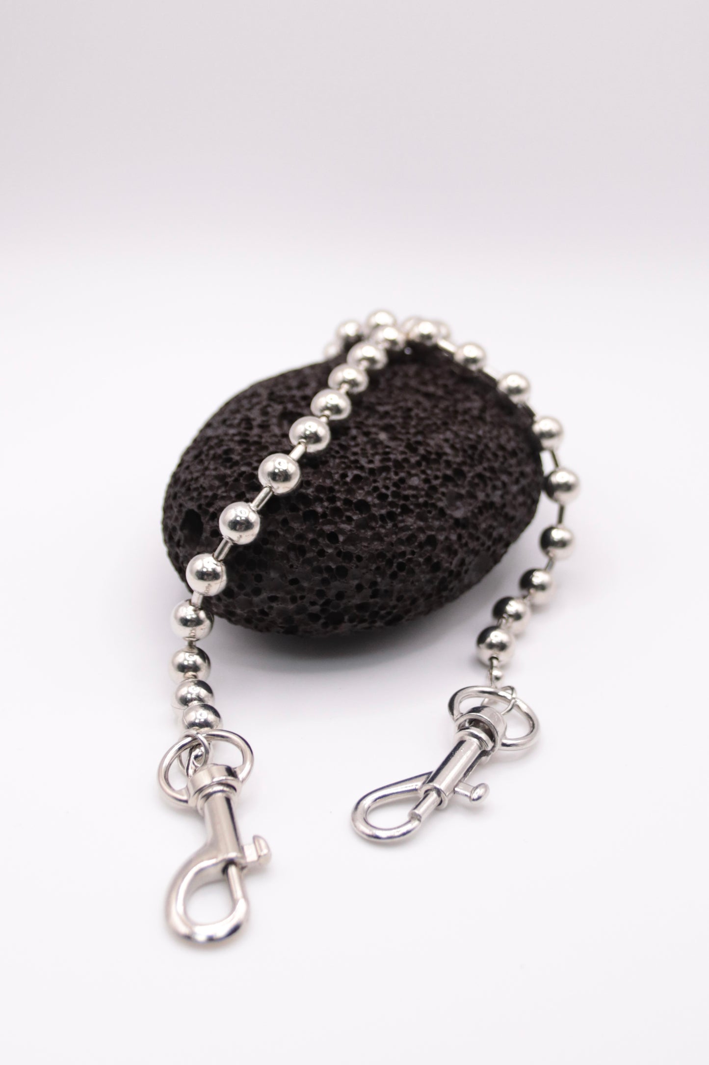 "Chrome Pulse" – Hosenkette aus Metalllperlen