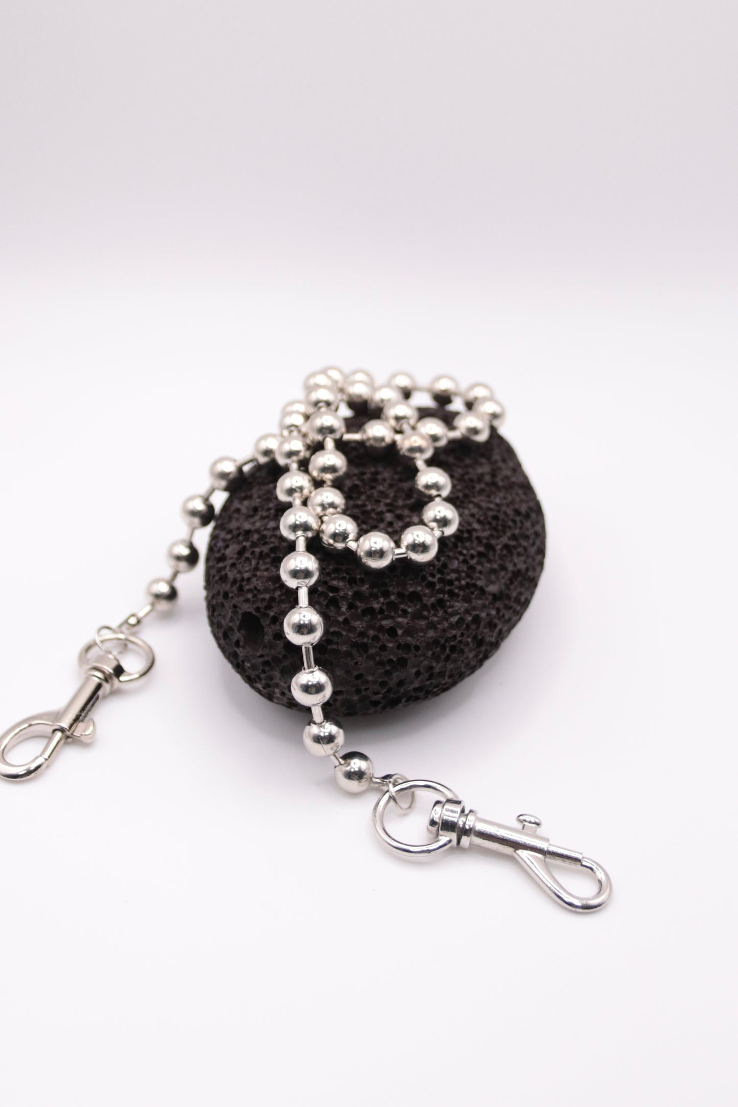 "Chrome Pulse" – Hosenkette aus Metalllperlen