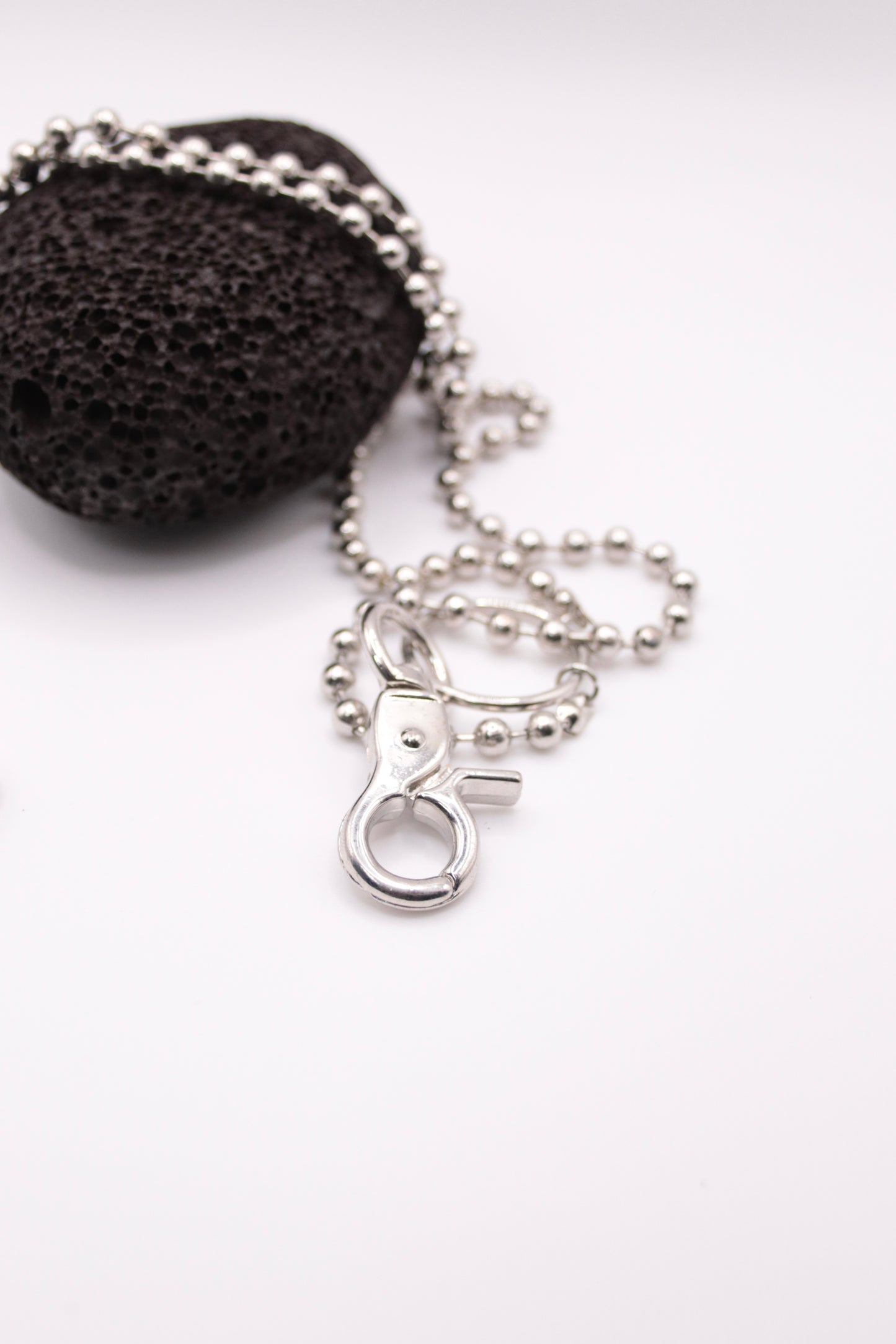 „Steel Orbit“ – Minimalistische doppelte Kugel-Hosenkette in Silber