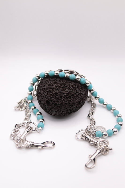 "Blue Reign" - Silberne Hosenkette mit türkisfarbenen Perlen - stylisches Accessoire Y2K