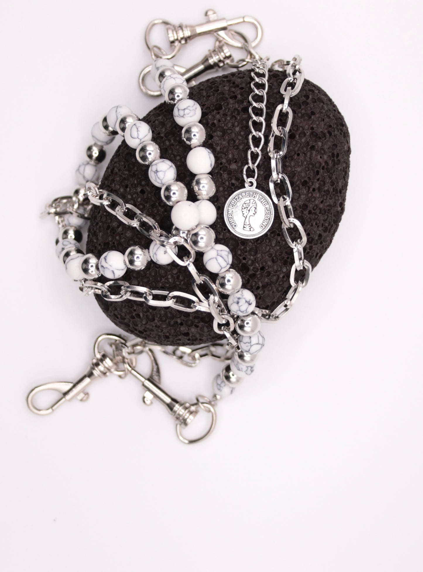"Elizabeth White" Silberne Hosenkette mit weißen marmor Perlen - stylisches Accessoire Y2K