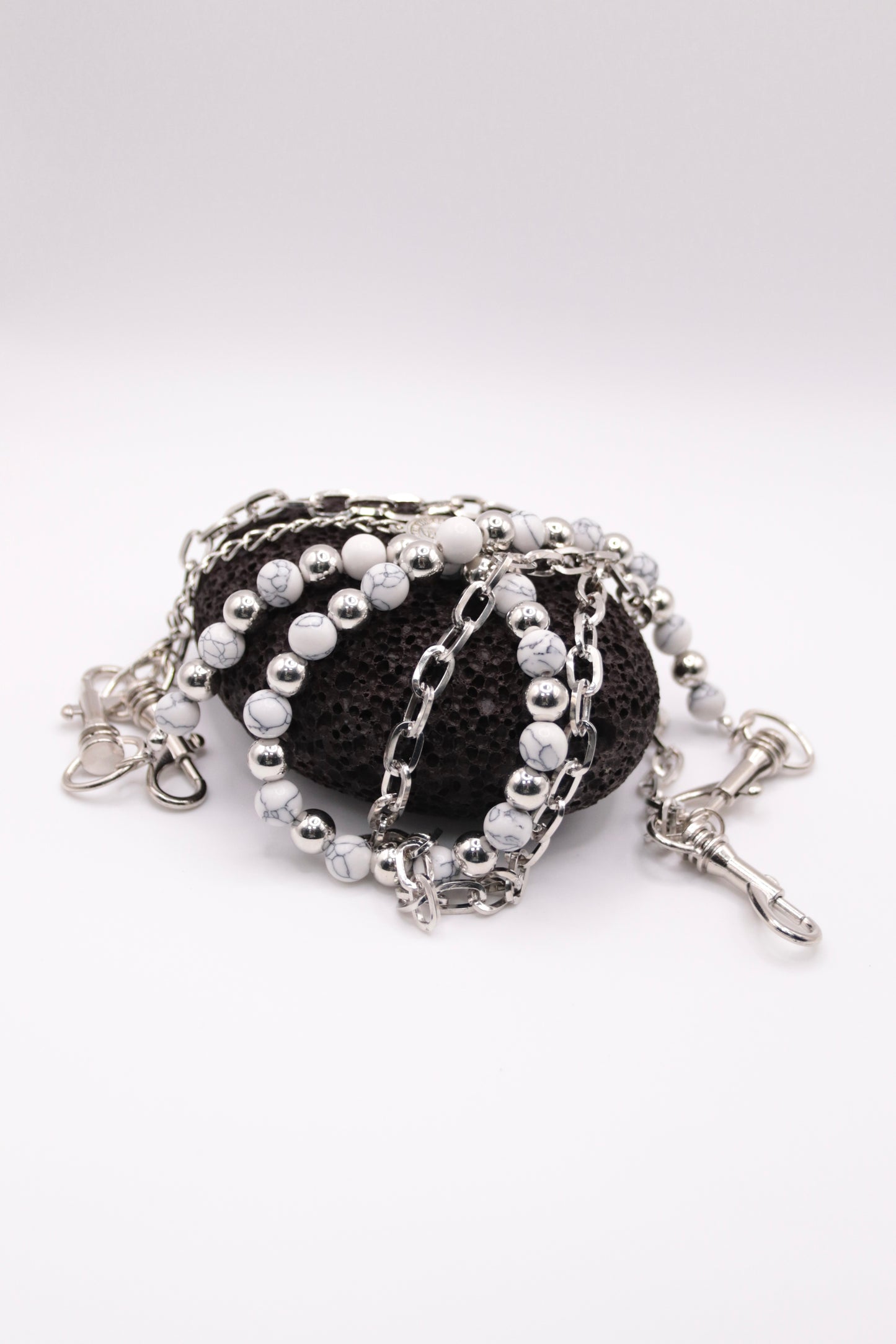 "Elizabeth White" Silberne Hosenkette mit weißen marmor Perlen - stylisches Accessoire Y2K
