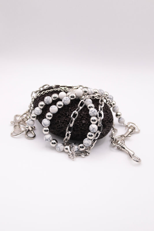 "Elizabeth White" Silberne Hosenkette mit weißen marmor Perlen - stylisches Accessoire Y2K