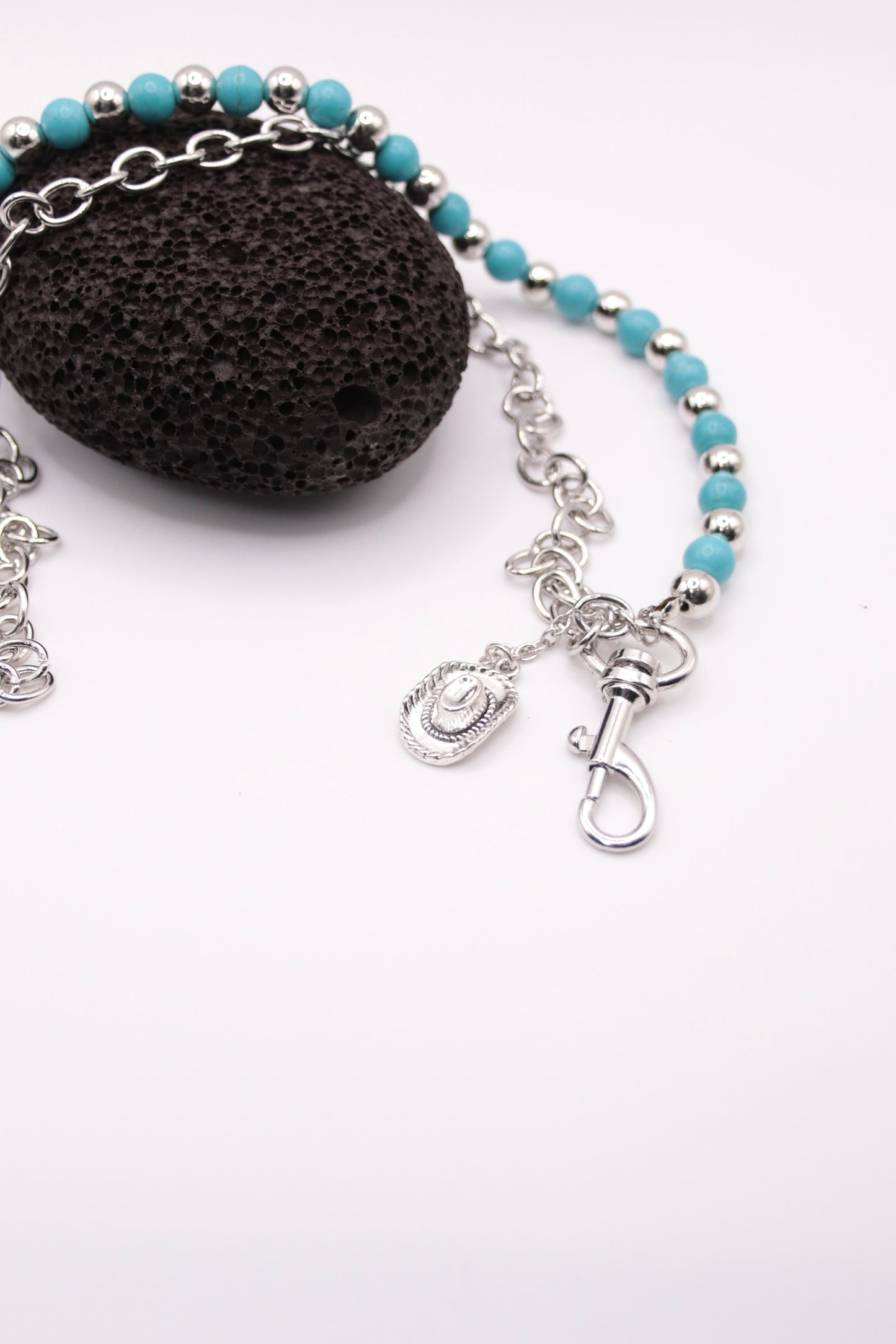 "Western Spirit" - Silberne Hosenkette mit türkisfarbenen Perlen & Cowboy-Hut Charm