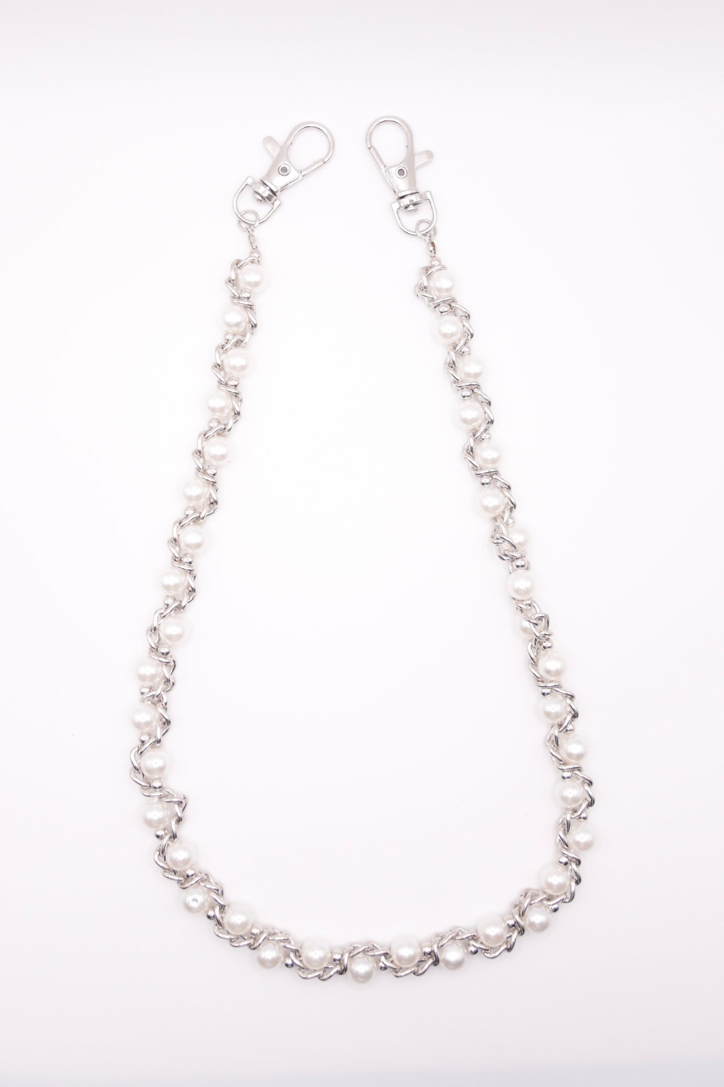 „Silver Pearl“ Perlen-Hosenkette Wallet Chain mit Silber-Details Y2K Streetstyle