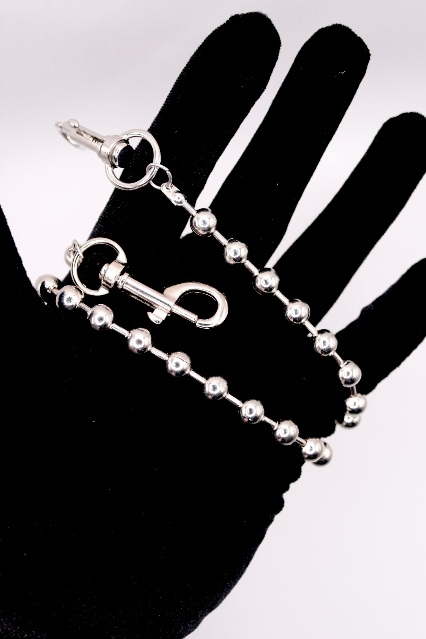 "Chrome Pulse" – Hosenkette aus Metalllperlen
