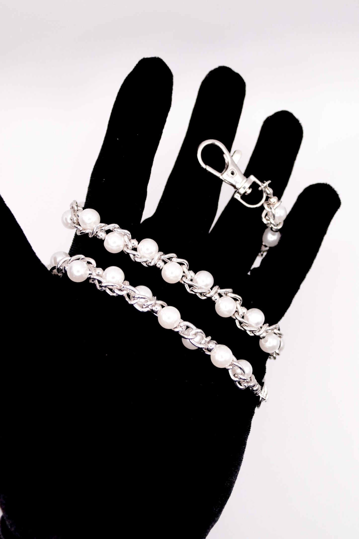 „Silver Pearl“ Perlen-Hosenkette Wallet Chain mit Silber-Details Y2K Streetstyle