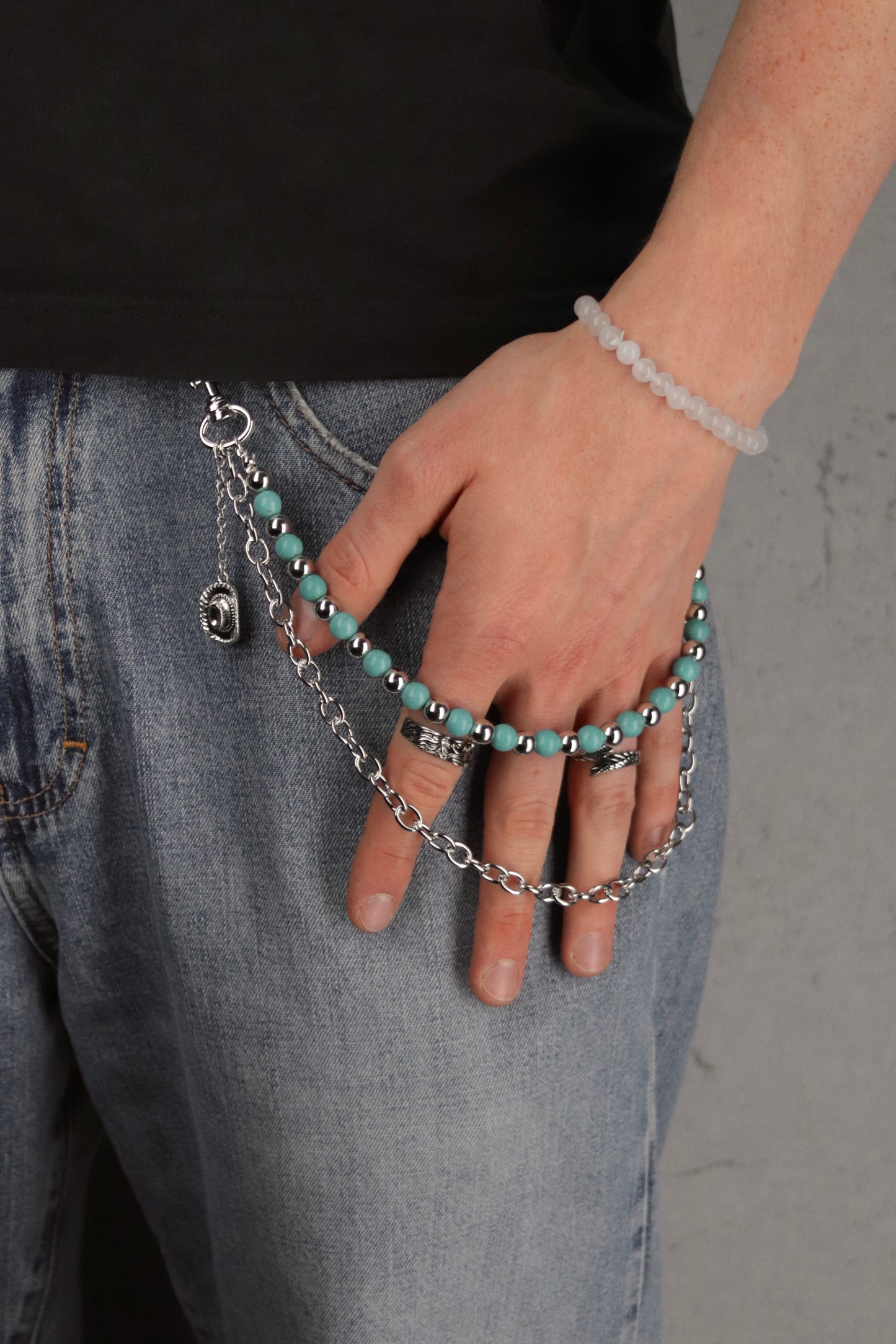 "Western Spirit" - Silberne Hosenkette mit türkisfarbenen Perlen & Cowboy-Hut Charm
