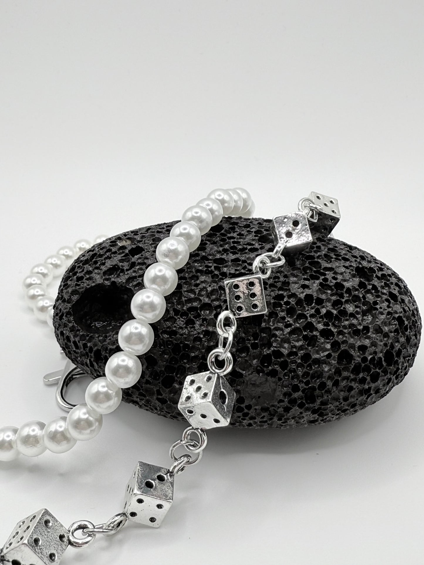 „Pearl Dice“ Hosenkette mit weißen Perlen & Silberwürfeln Streetwear Y2K