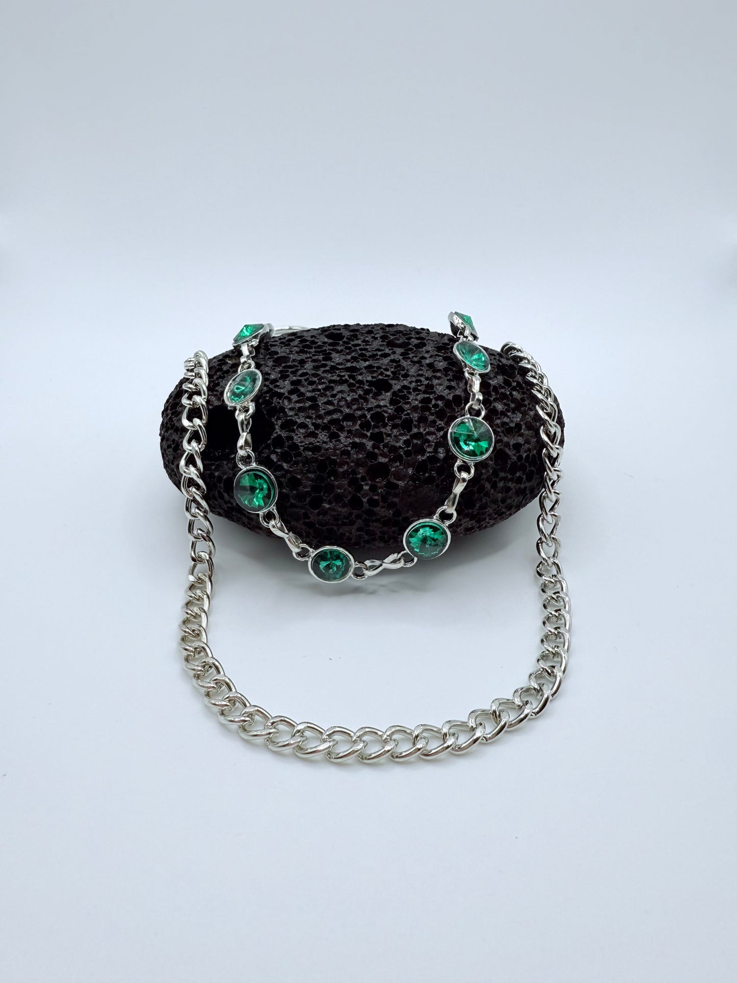 “Green Orbit” Silber-Hosenkette mit smaragdgrünen Kristallen hochwertiger Streetstyle Y2K