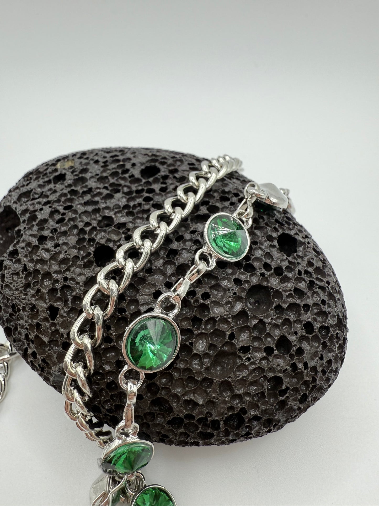 “Green Orbit” Silber-Hosenkette mit smaragdgrünen Kristallen hochwertiger Streetstyle Y2K