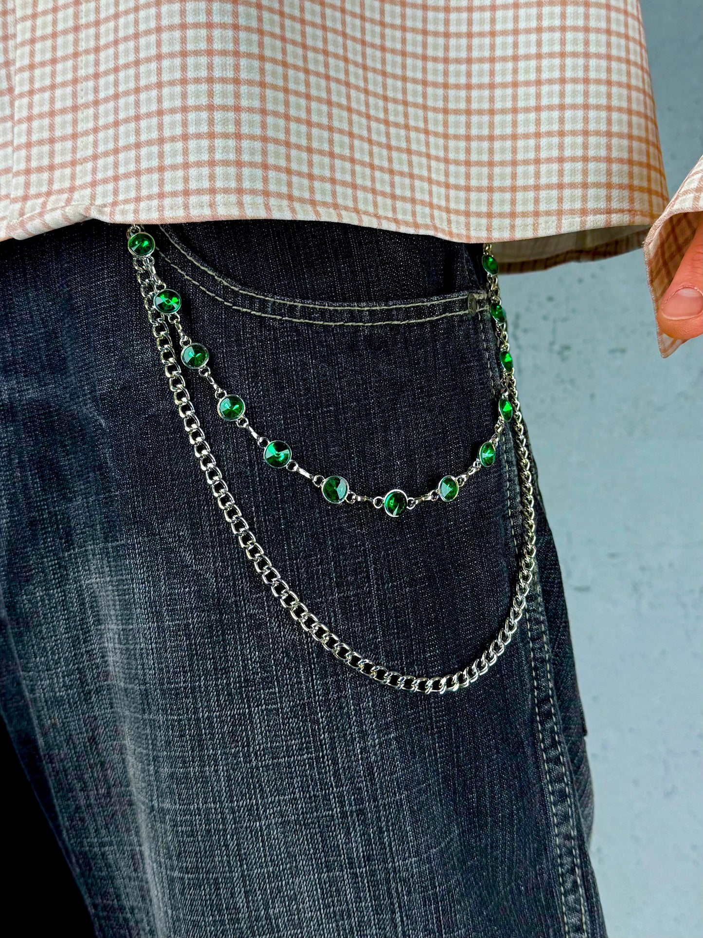“Green Orbit” Silber-Hosenkette mit smaragdgrünen Kristallen hochwertiger Streetstyle Y2K