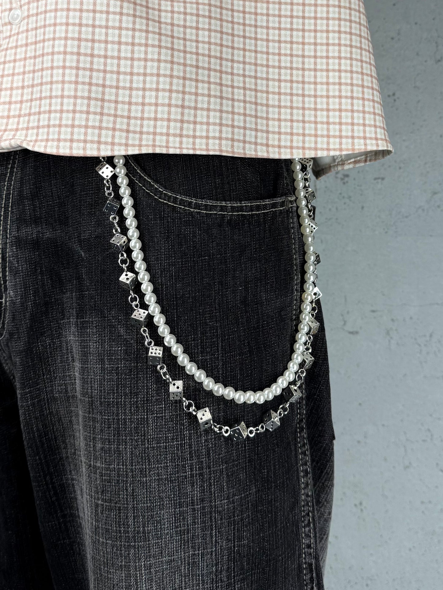 „Pearl Dice“ Hosenkette mit weißen Perlen & Silberwürfeln Streetwear Y2K