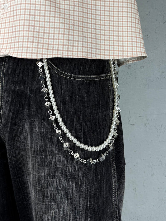 „Pearl Dice“ Hosenkette mit weißen Perlen & Silberwürfeln Streetwear Y2K