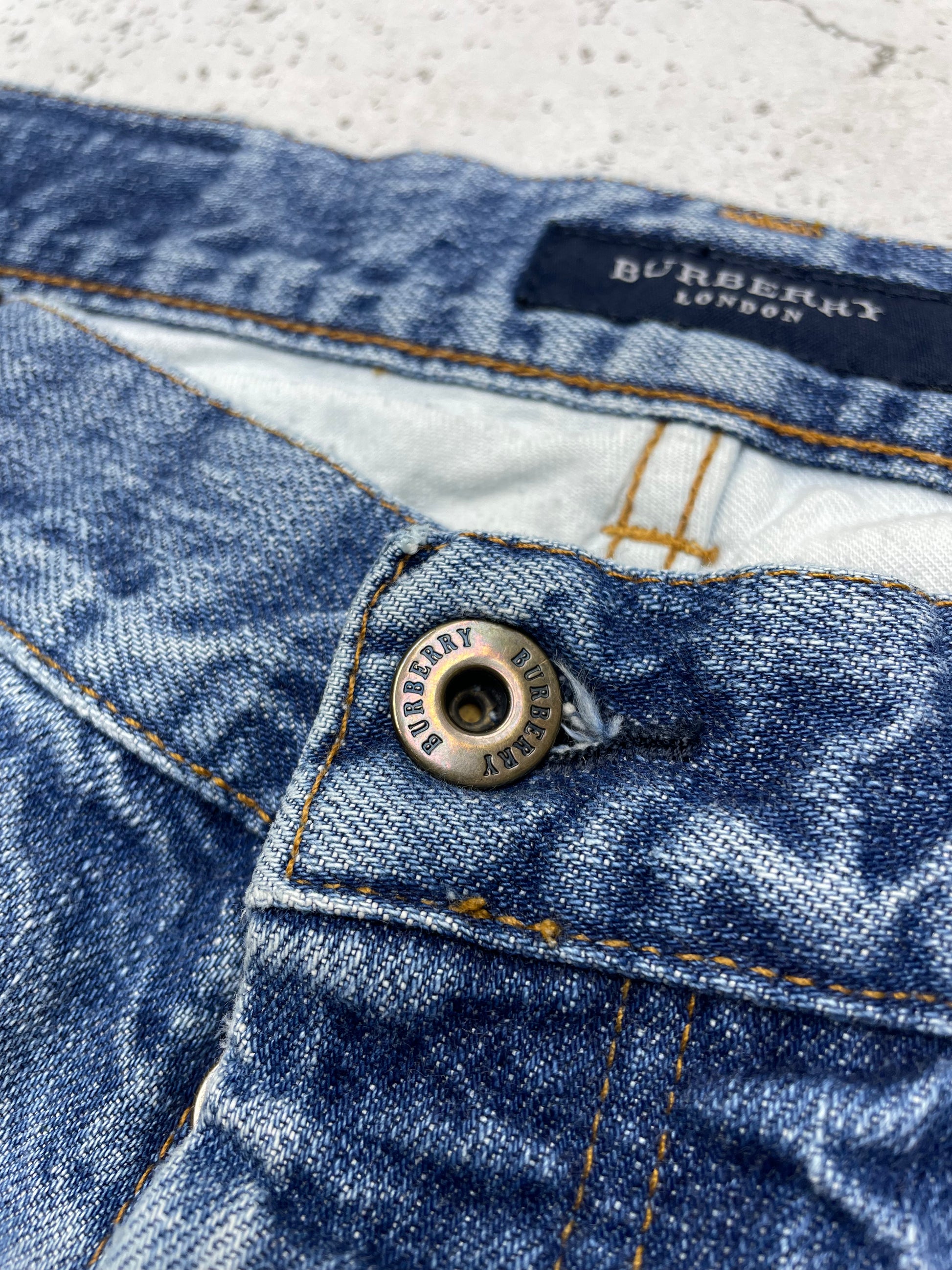 Burberry Jeans Straight Leg Fit hellblau W34 - MonkeysVintage