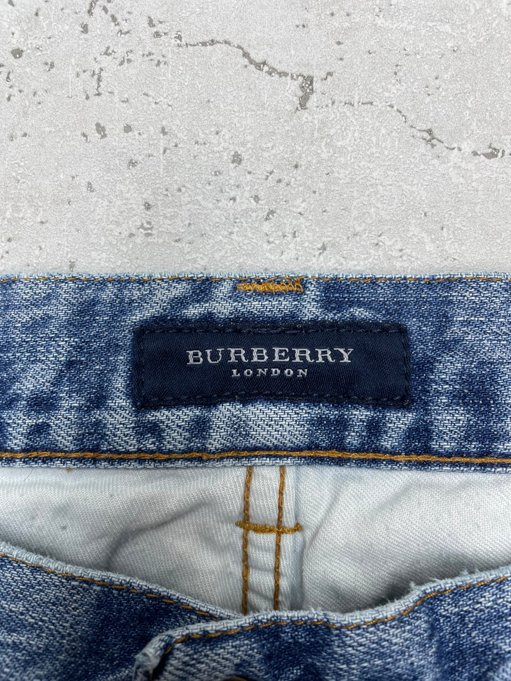 Burberry Jeans Straight Leg Fit hellblau W34 - MonkeysVintage