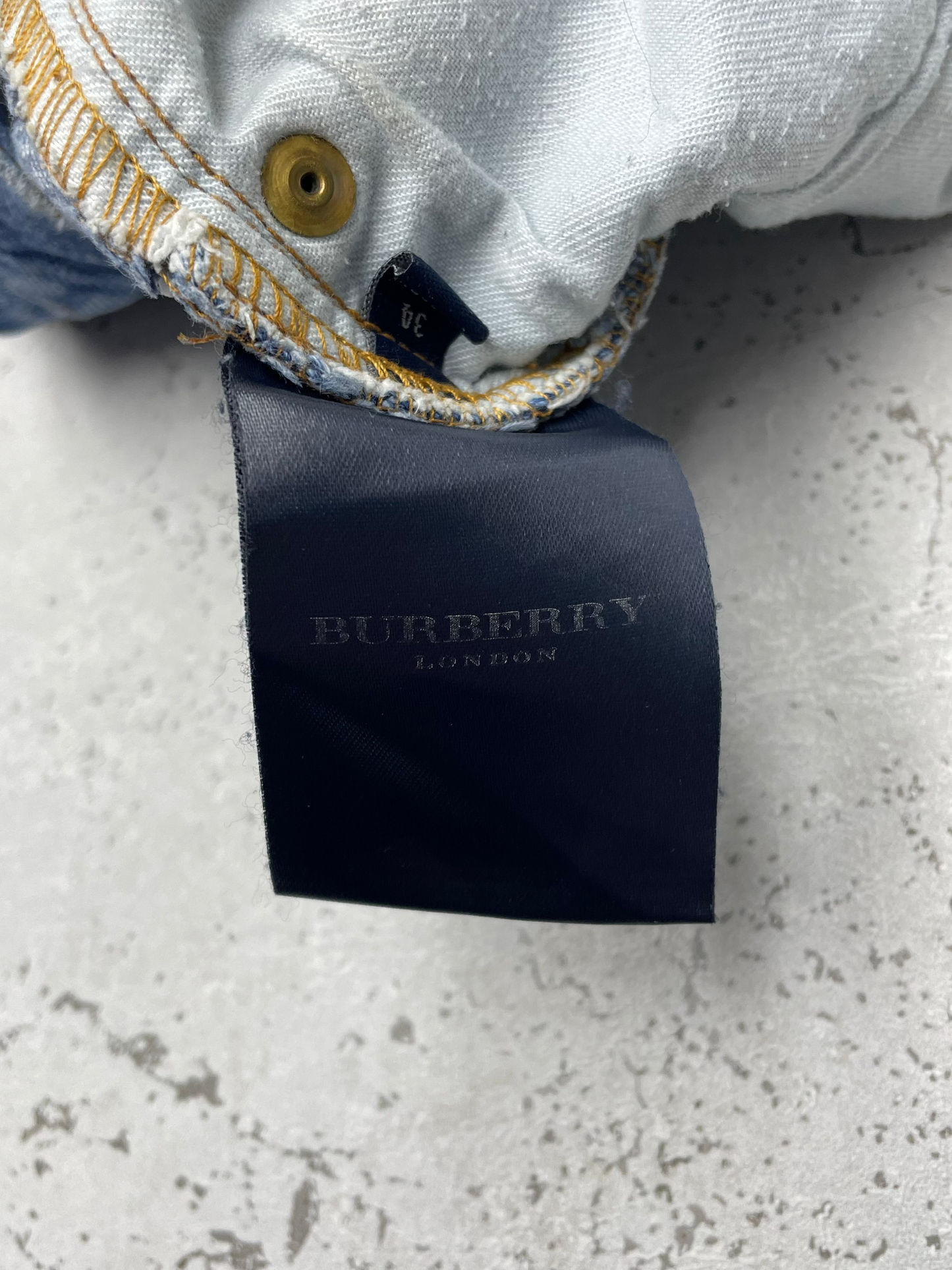 Burberry Jeans Straight Leg Fit hellblau W34 - MonkeysVintage