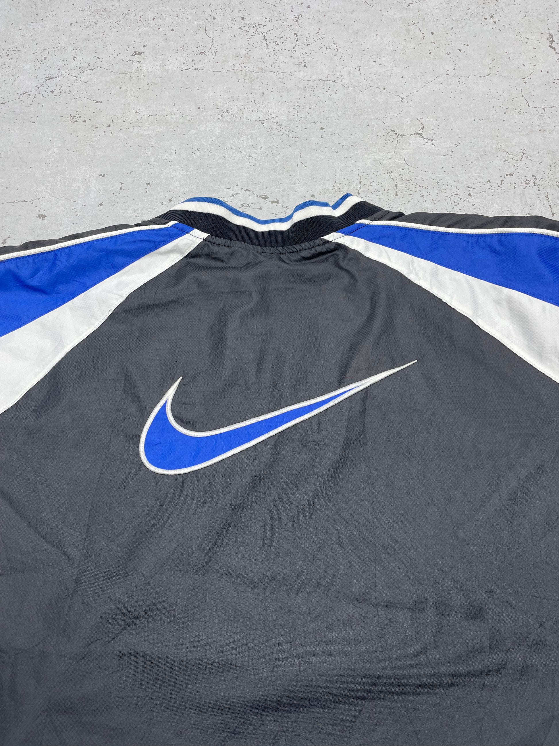Nike Vintage Spellout Big Swoosh Sweater Windbreaker blau schwarz L - MonkeysVintage
