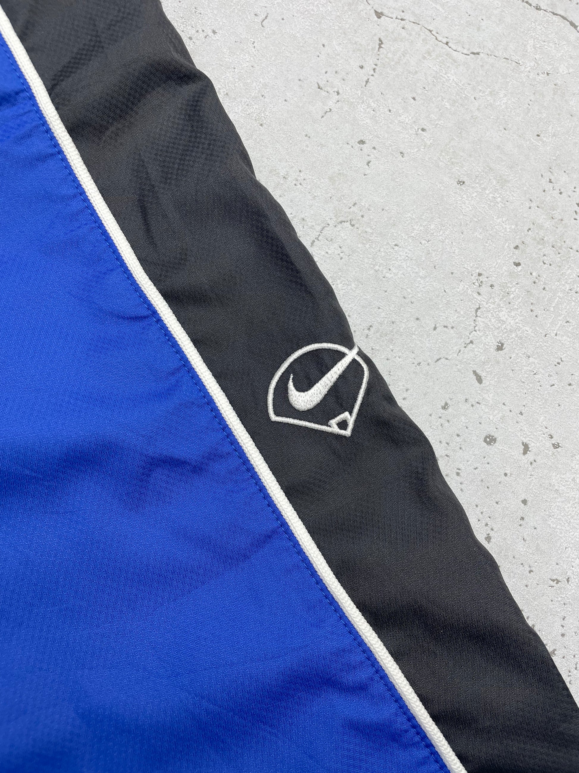 Nike Vintage Spellout Big Swoosh Sweater Windbreaker blau schwarz L - MonkeysVintage