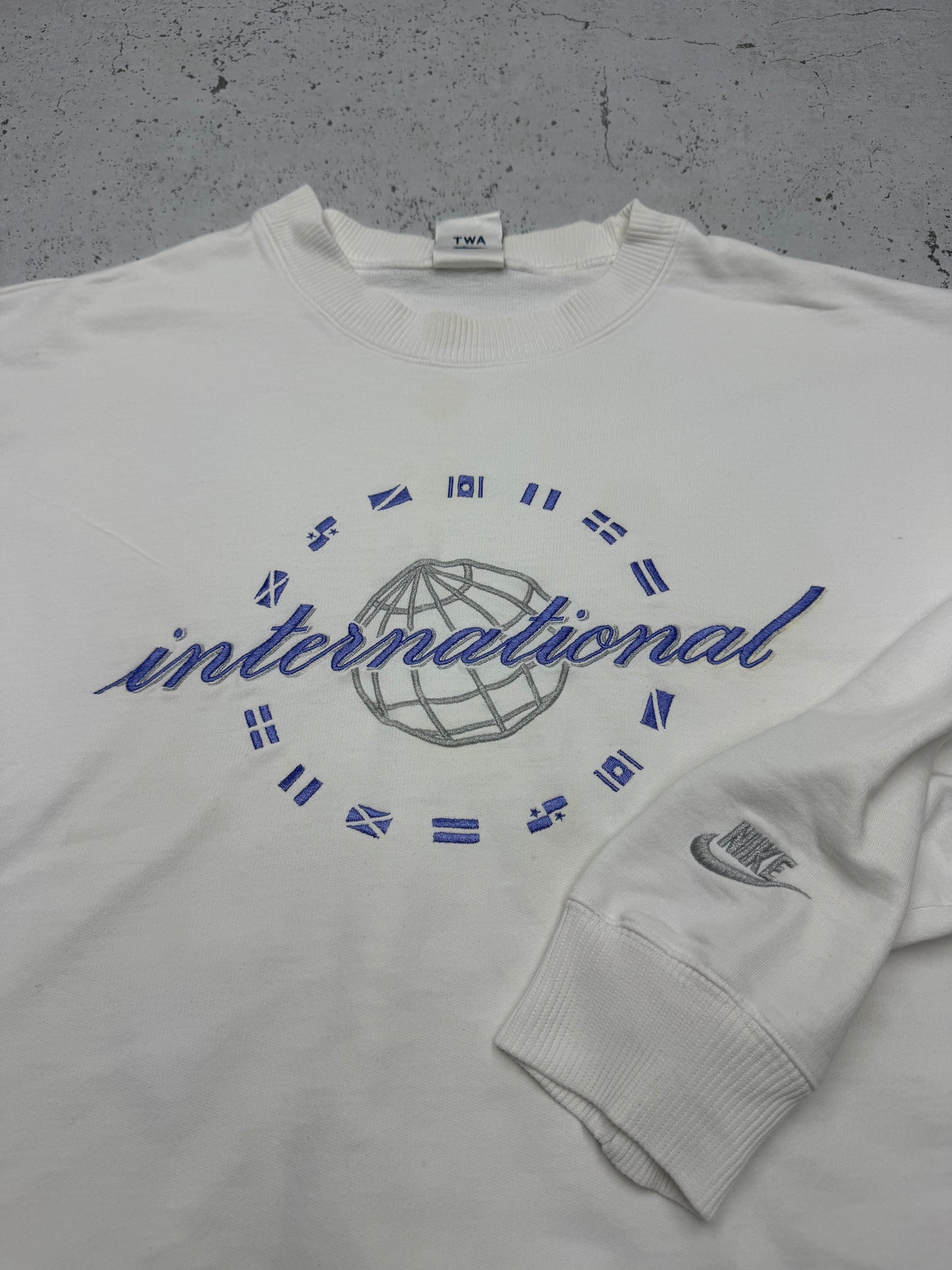 Nike International TWA Stickerei Sweatshirt weiß – Foto 3
