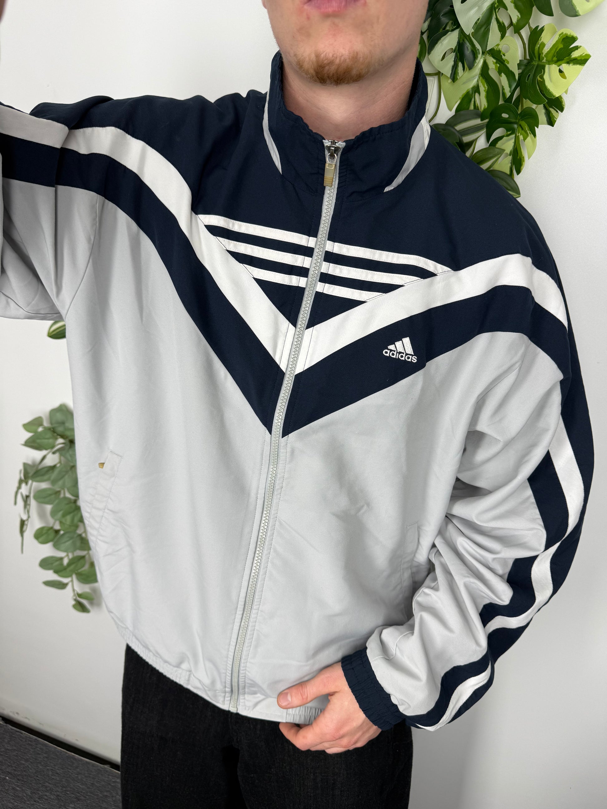 adidas V-Streifen Trainingsjacke grau – Foto 1