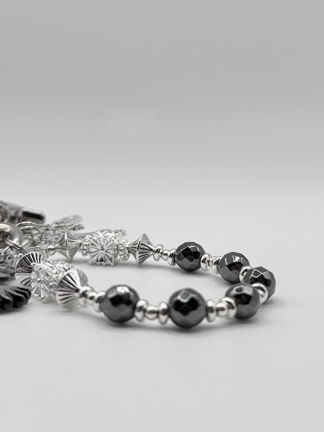 Y2K Silber Anhänger mit Perlen & Symbolen – Accessoire für Hosenkette, Tasche oder Schlüssel