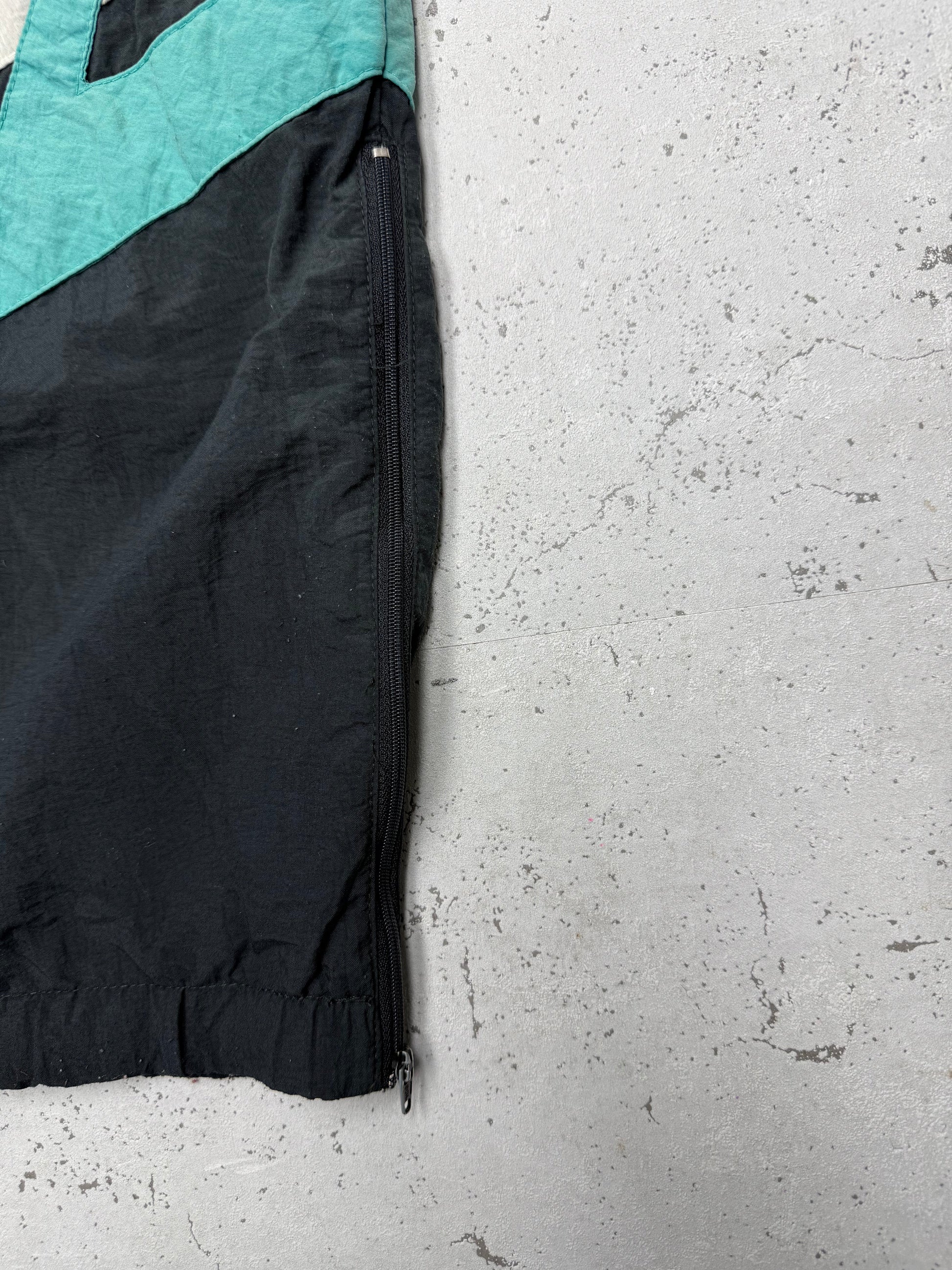 adidas Vintage Shell Pants in Schwarz mit Türkis, Größe M, Detail Reißverschluss am Saum