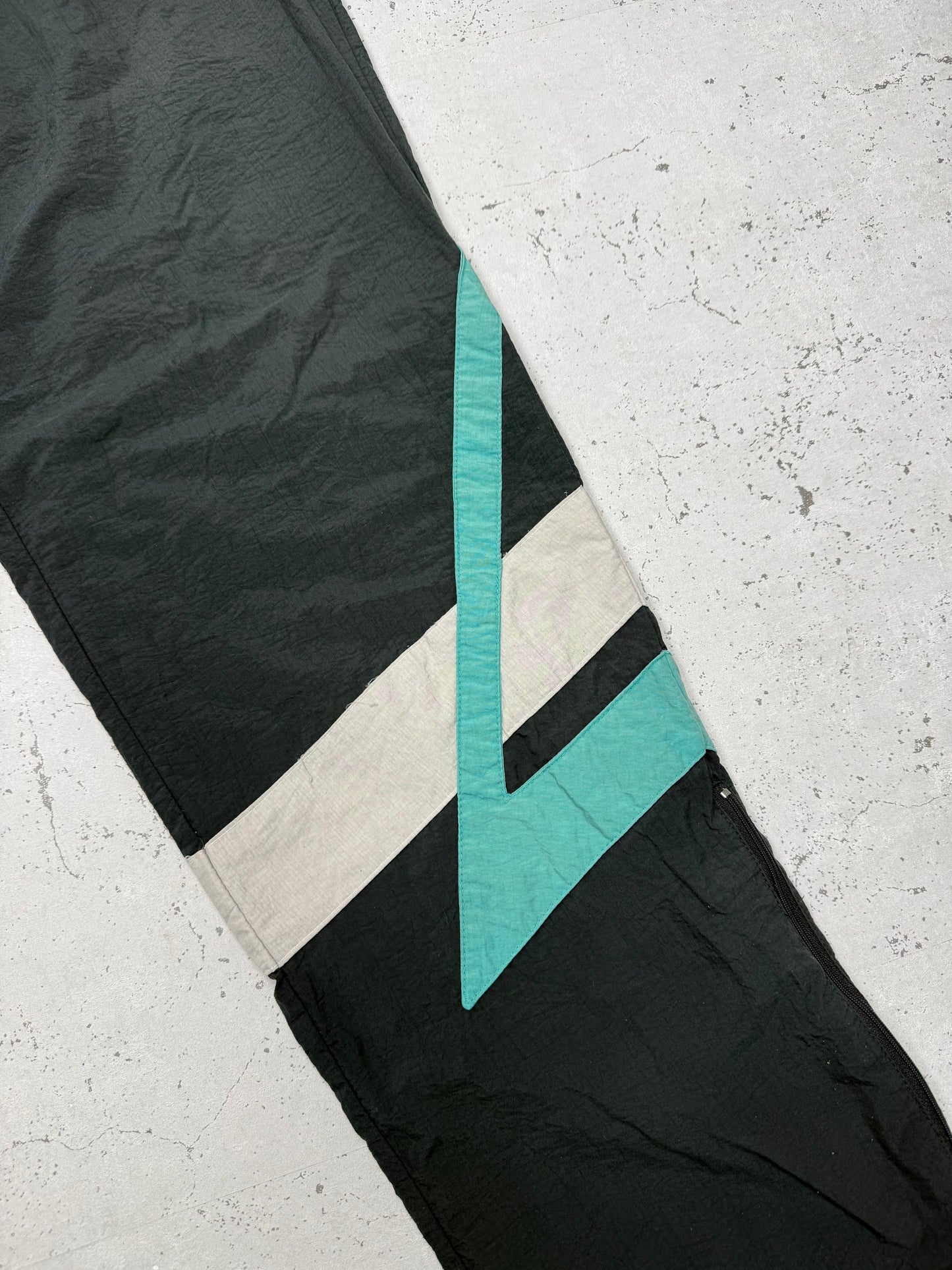 adidas Vintage Shell Pants in Schwarz mit Türkis, Größe M, Detail Farbeinsatz am Bein