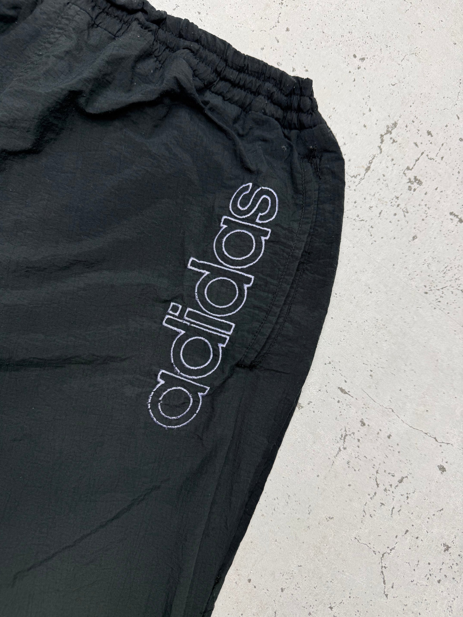 adidas Vintage Shell Pants in Schwarz mit Türkis, Größe M, Logo Nahaufnahme