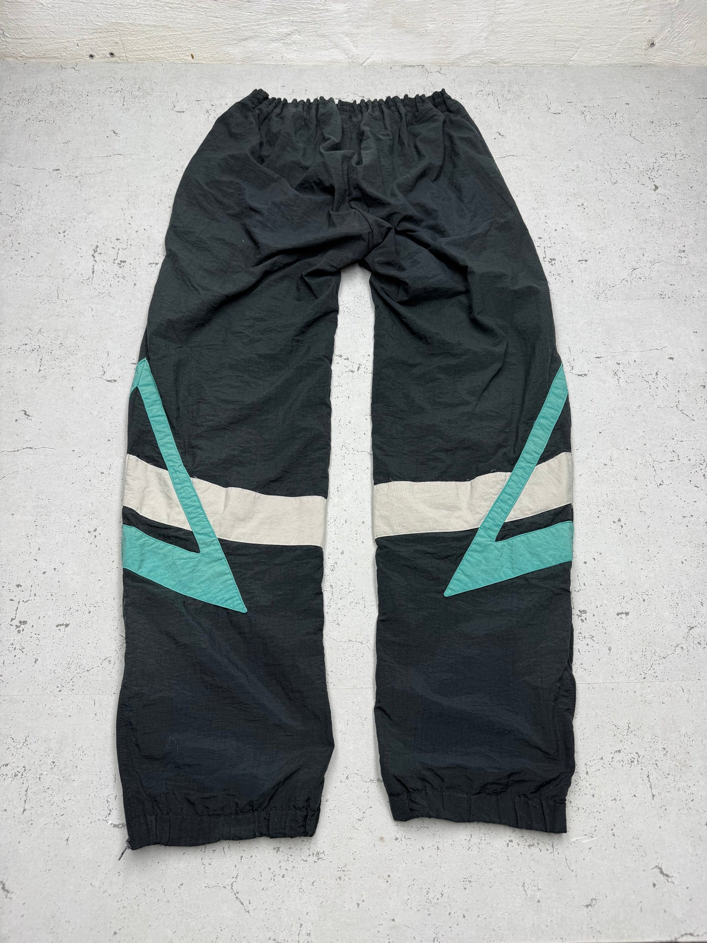 adidas Vintage Shell Pants in Schwarz mit Türkis, Größe M, Rückansicht