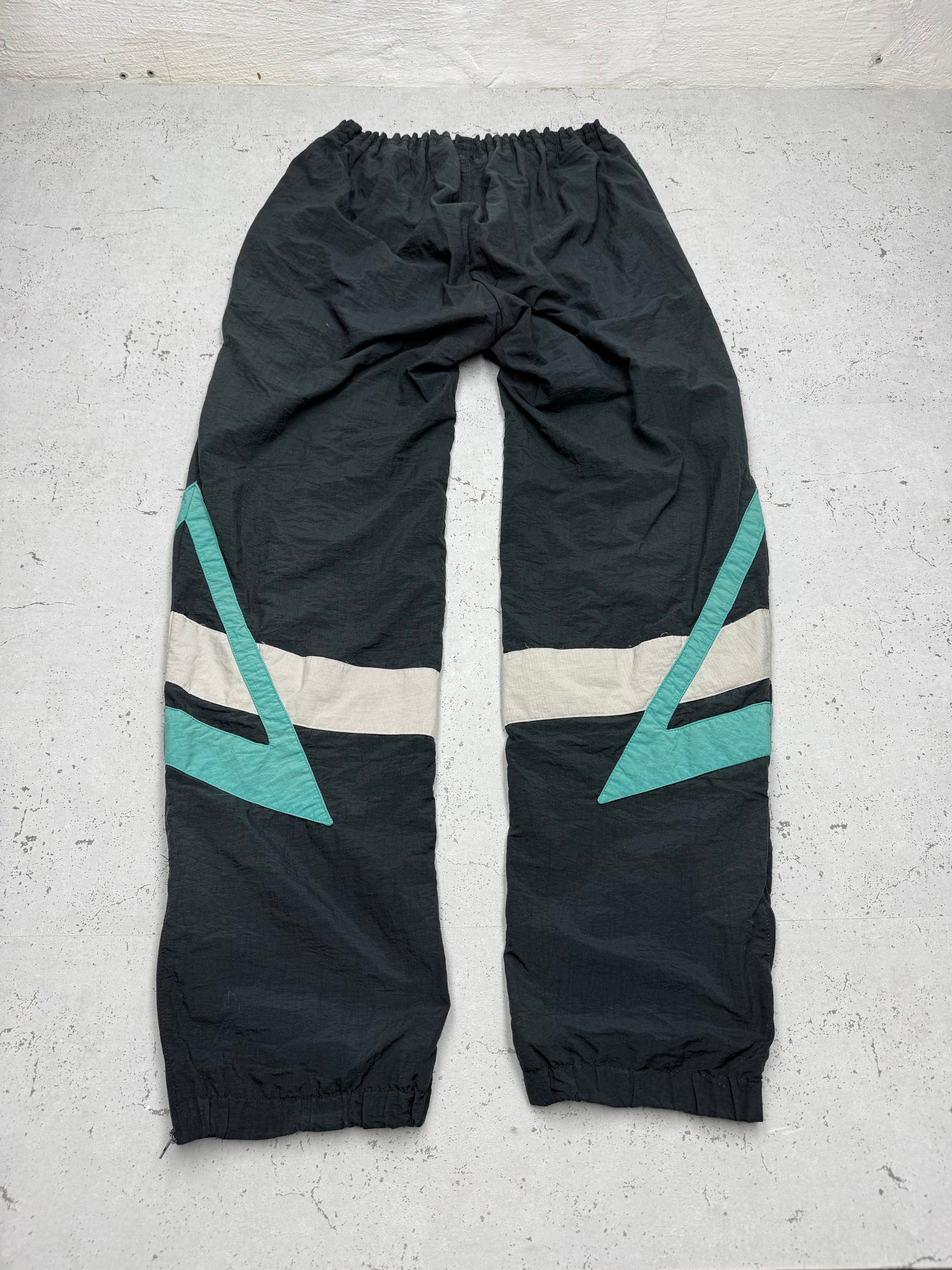 adidas Vintage Shell Pants in Schwarz mit Türkis, Größe M, Rückansicht