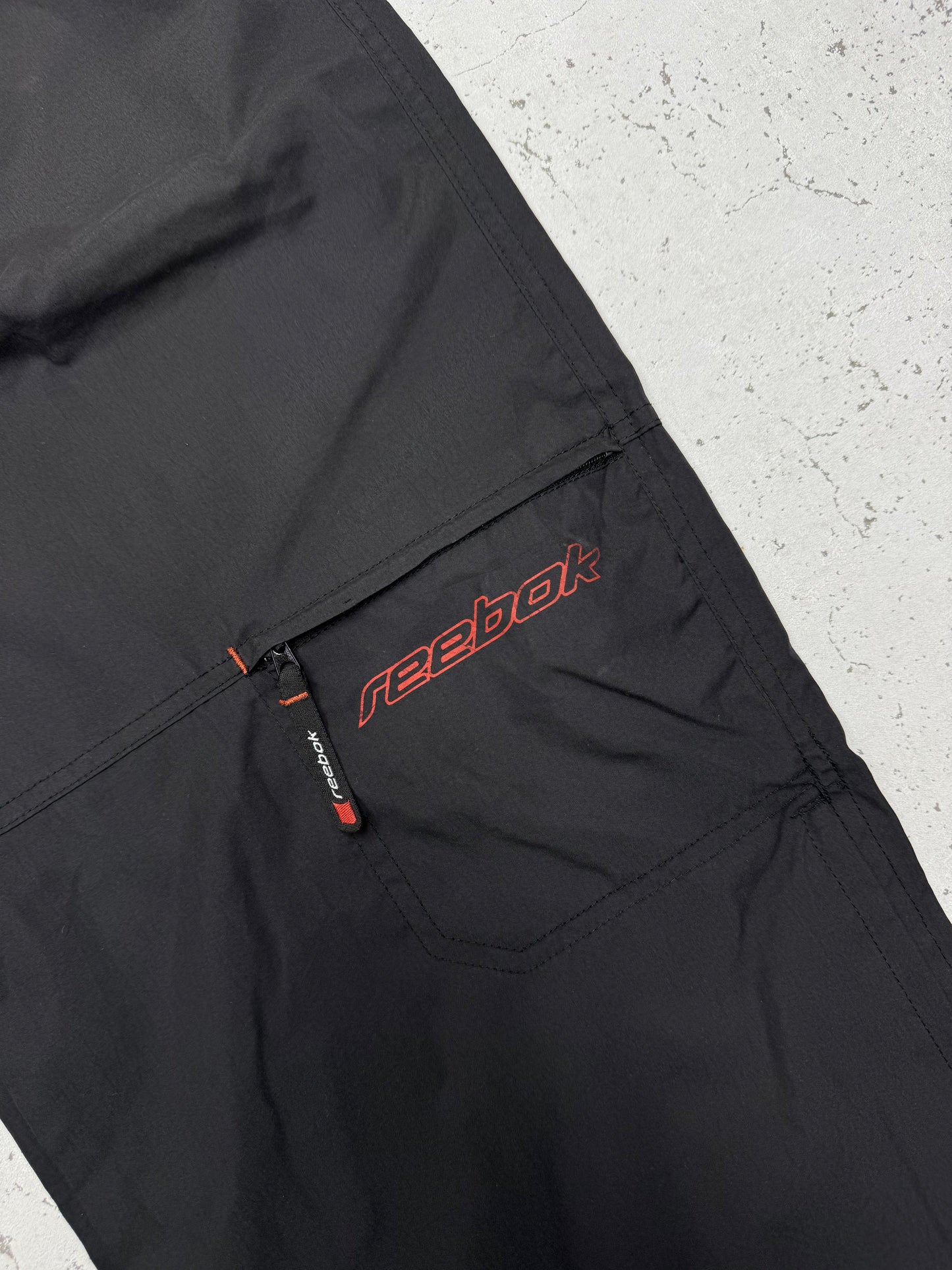 Reebok Vintage Outdoorhose in Schwarz, Größe XL, Logo am Bein Nahaufnahme