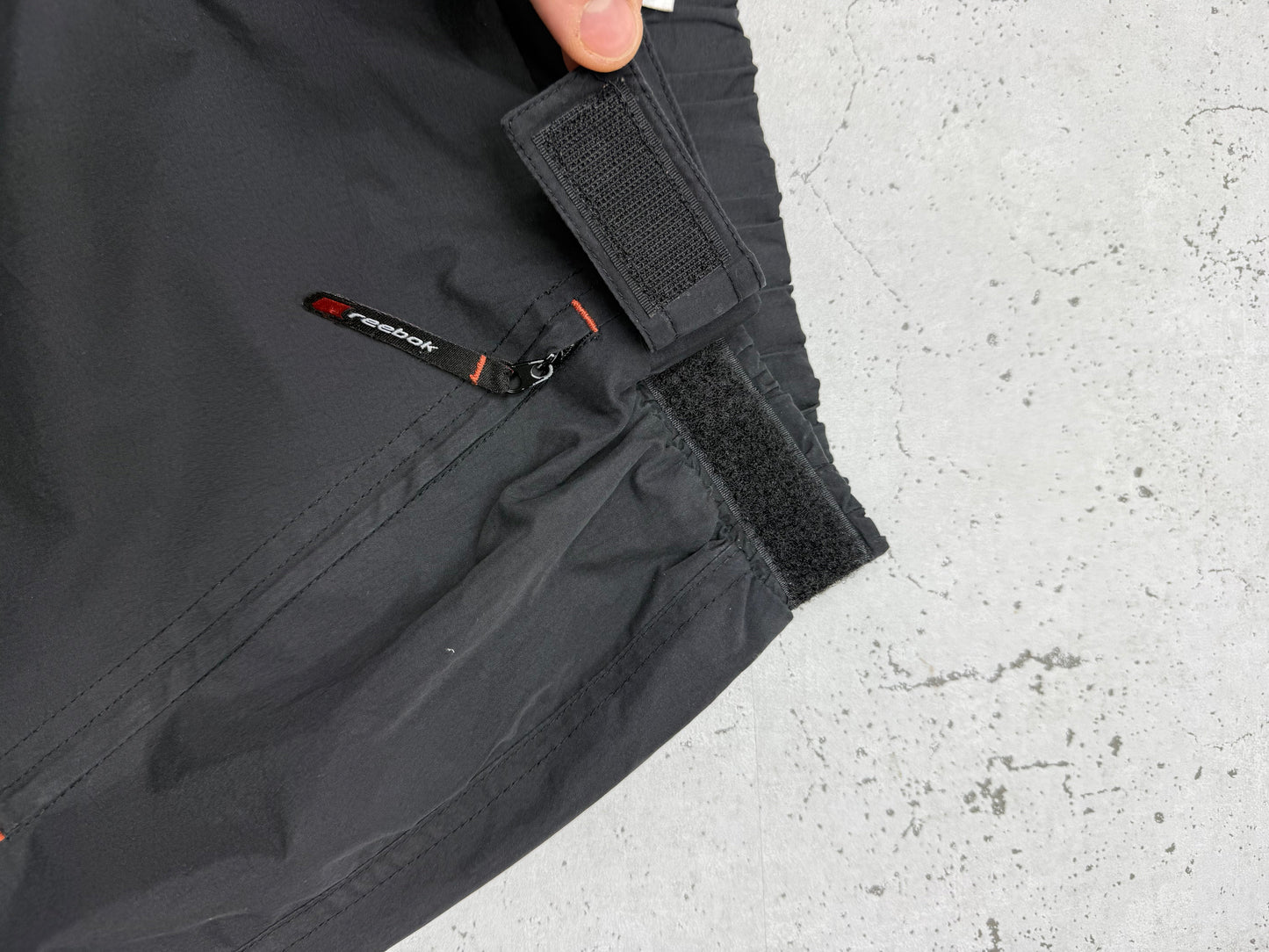 Reebok Vintage Outdoorhose in Schwarz, Größe XL, Detail Klettlasche